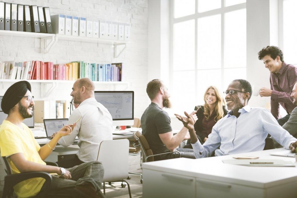 Teilnehmer während einer interaktiven Online-Lernsitzung mit praktischen Übungen